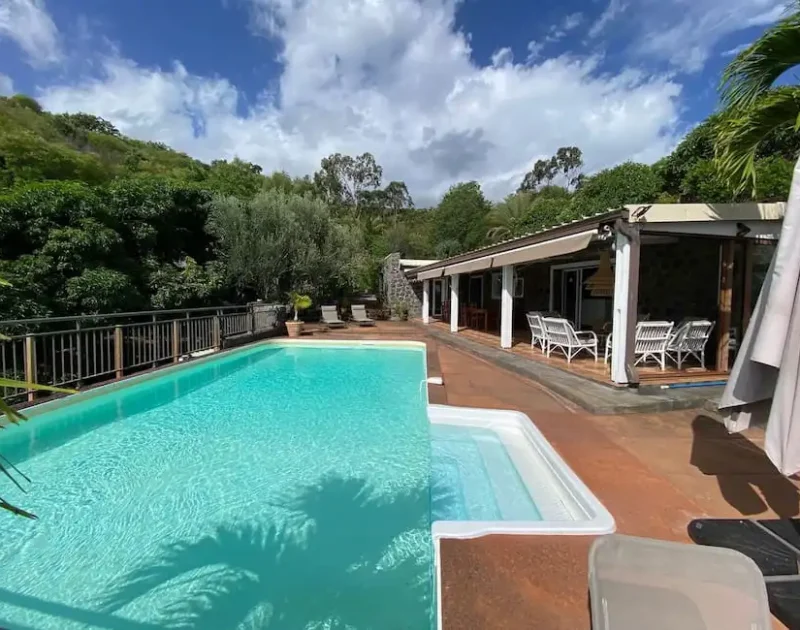 villa riche en roche avec piscine ile de la reunion